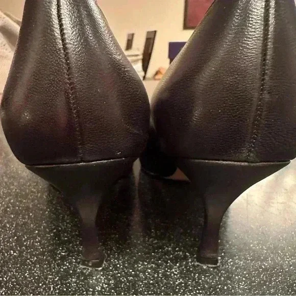 Stuart Weitzman leather black pumps with golden detail - Picture 3 of 8